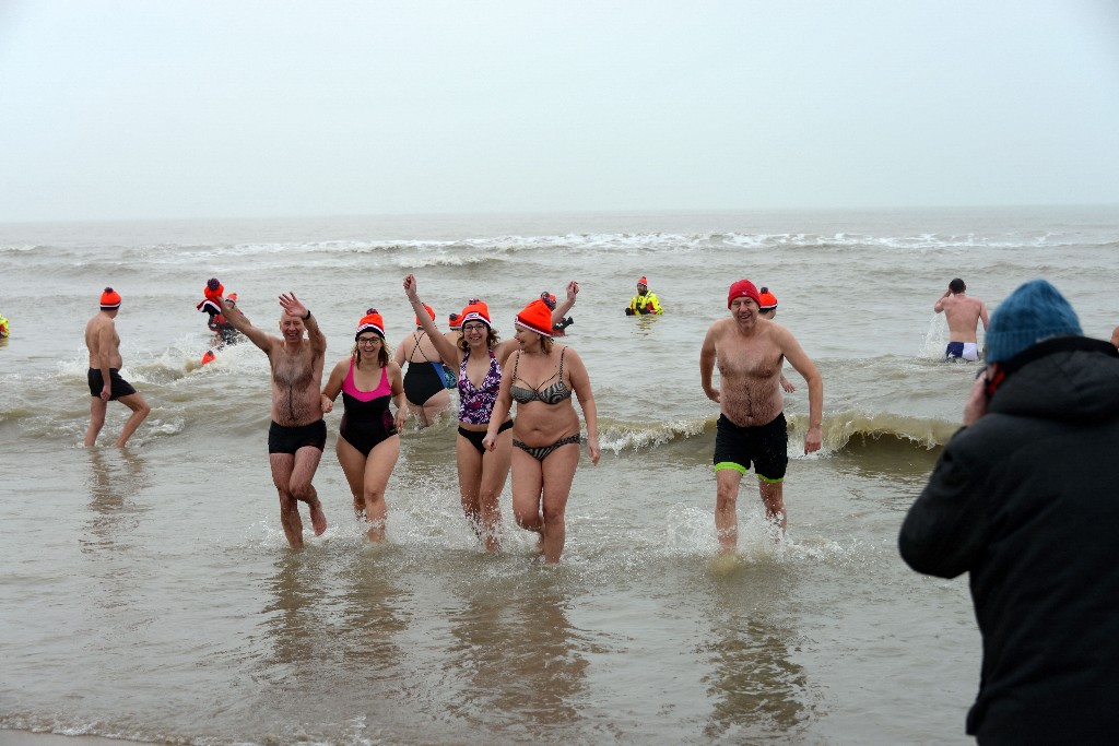 ../Images/Nieuwjaarsduik Noordwijk 2020 110.jpg